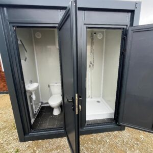 WC Portátil com Reservatório + Chuveiro Conectável Cinza